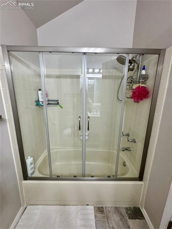 Image 25 of 41: Bathroom