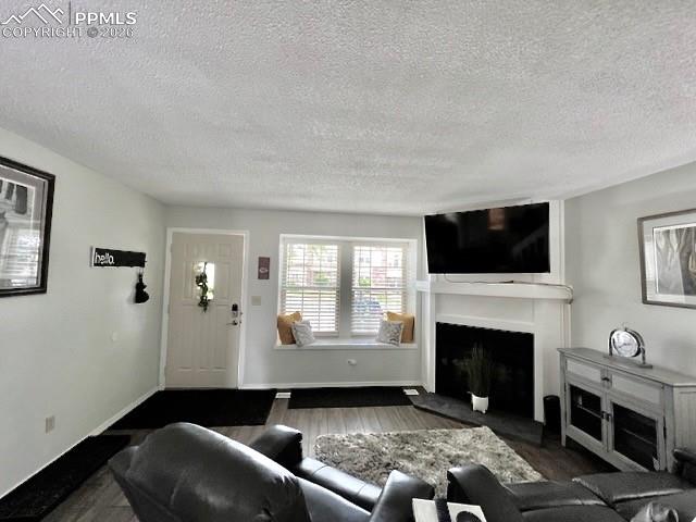 Image 7 of 41: Living Room