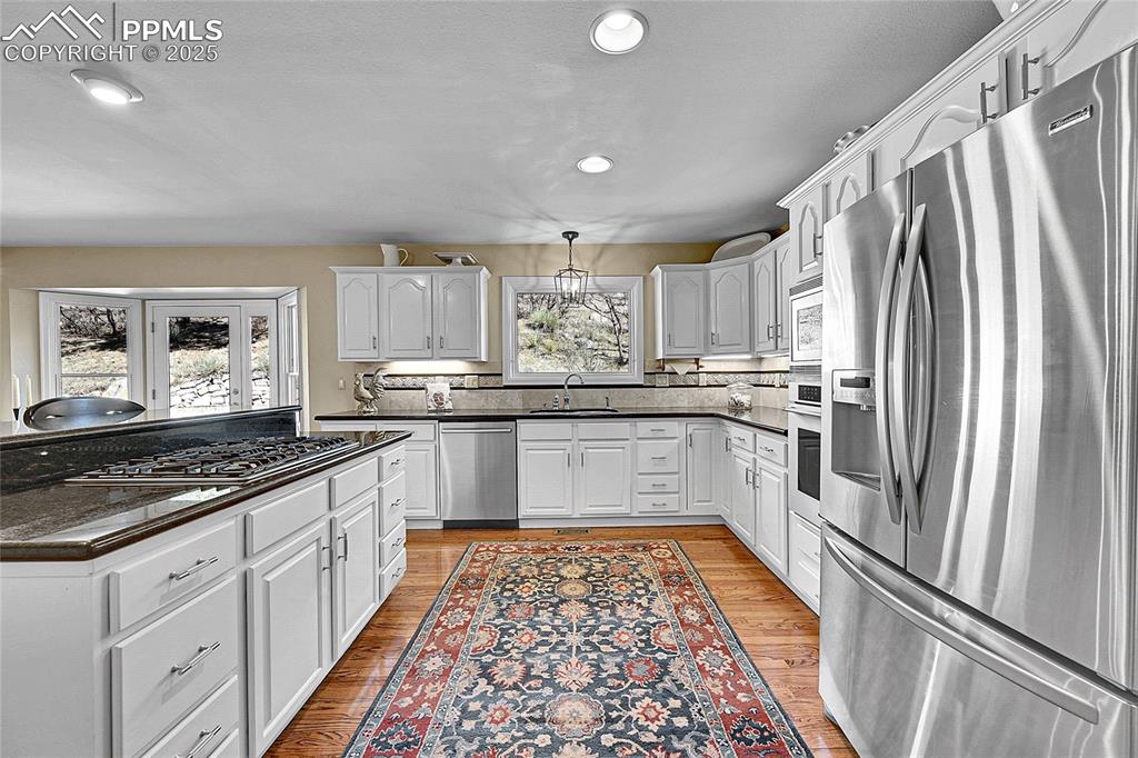 Image 13 of 50: Granite countertop