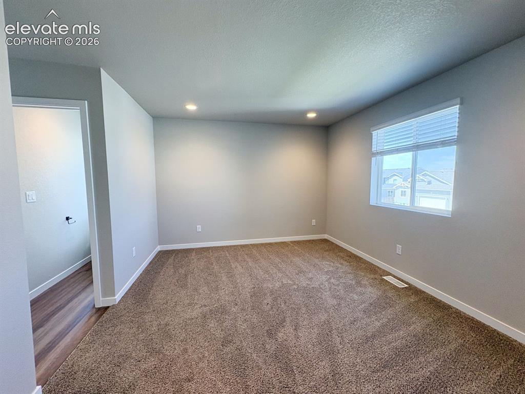 Image 16 of 25: Bedroom