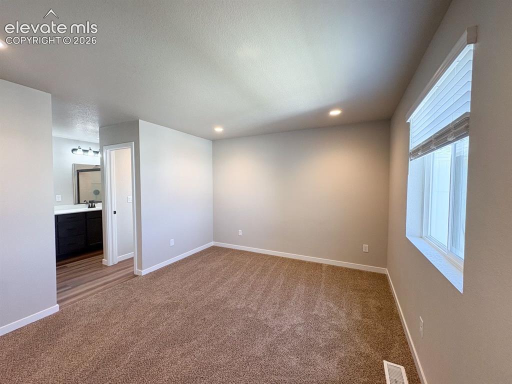 Image 17 of 25: Bedroom