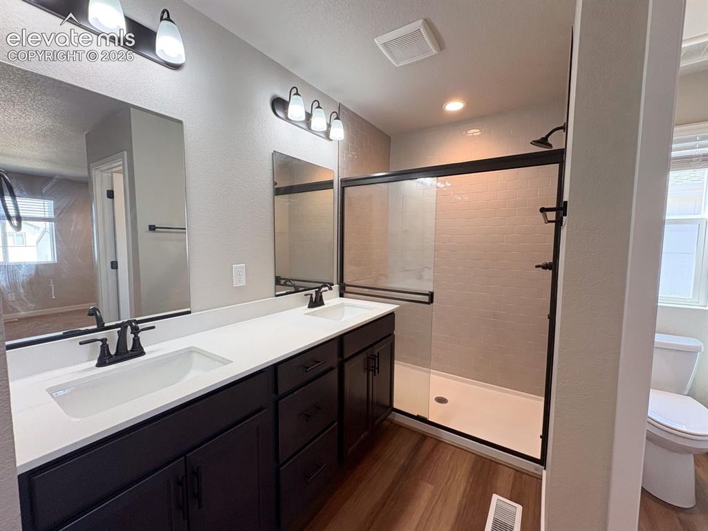 Image 19 of 25: Bathroom