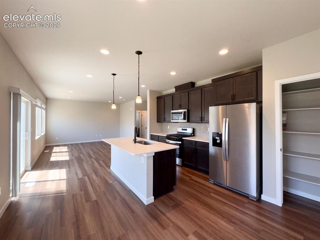 Image 4 of 25: Kitchen