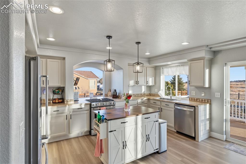 Image 22 of 48: Kitchen