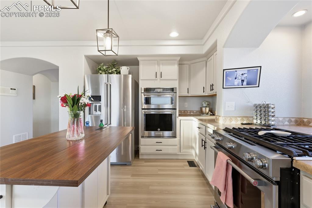 Image 23 of 48: Kitchen