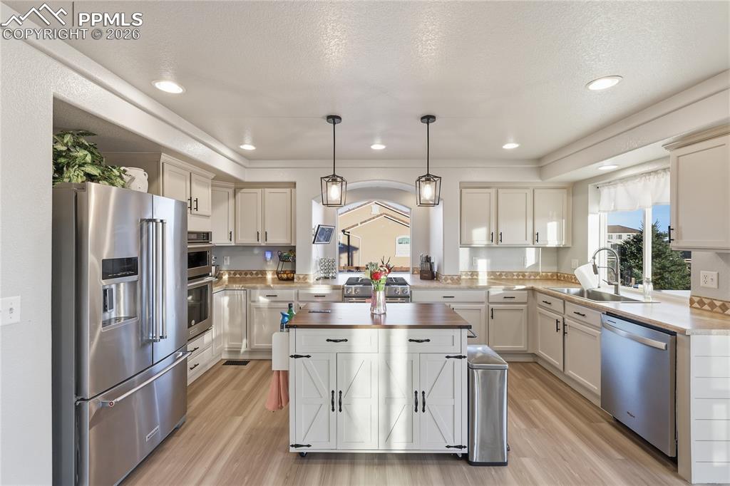 Image 24 of 48: Kitchen