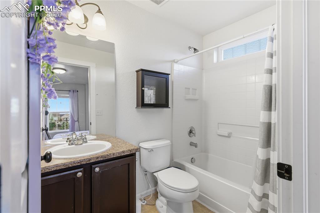 Image 37 of 48: Bathroom