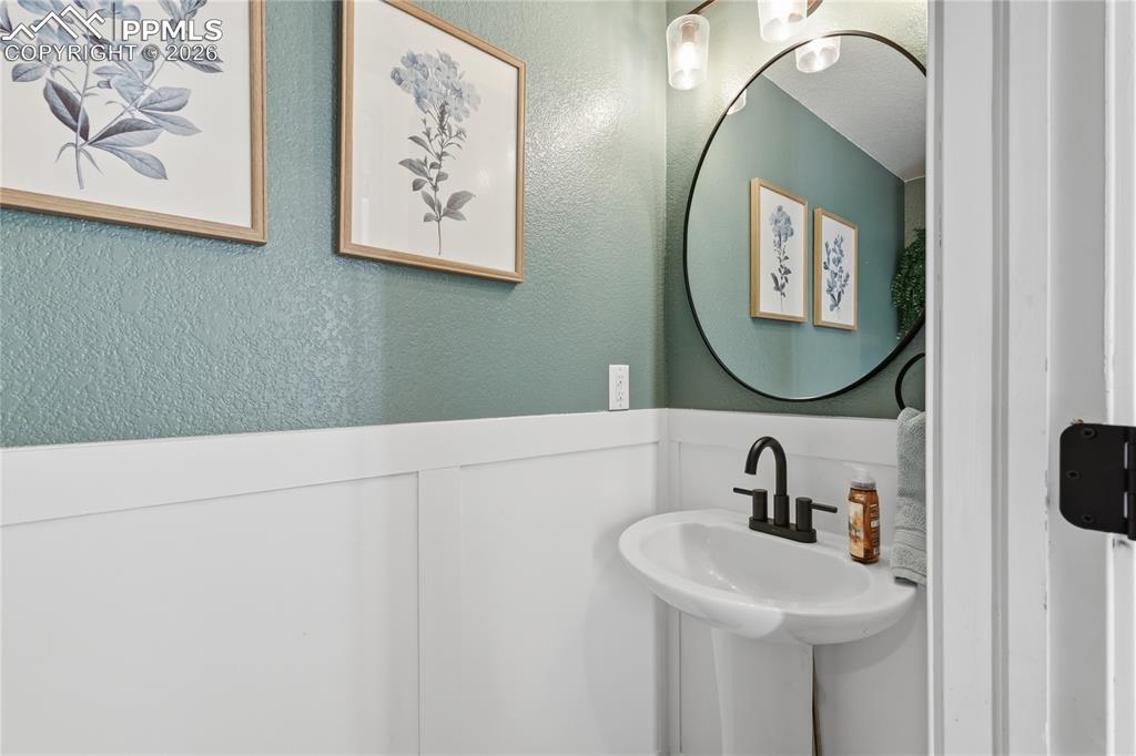 Image 38 of 48: Bathroom