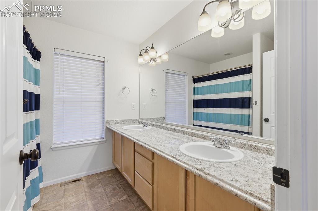 Image 39 of 48: Bathroom