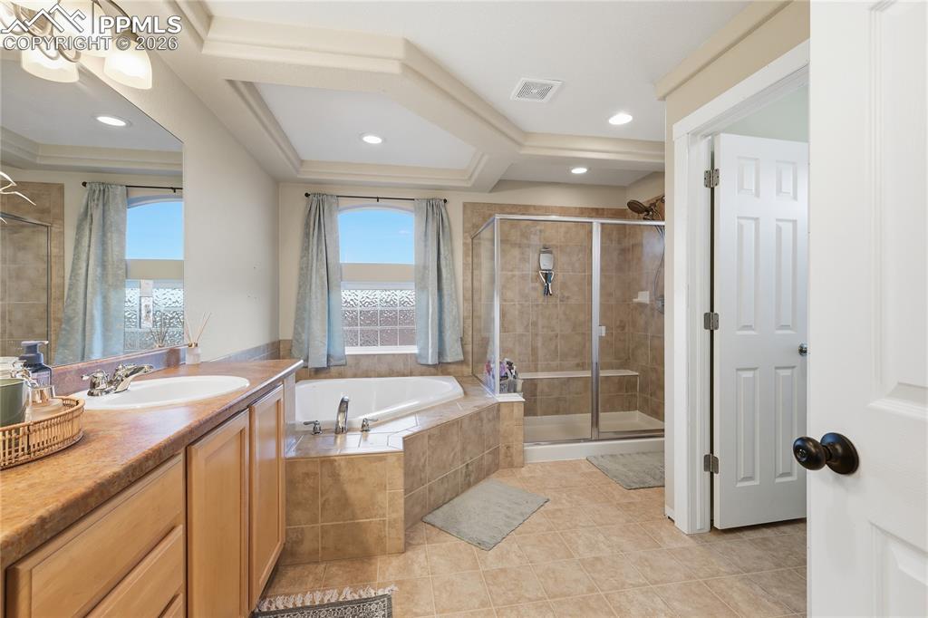 Image 40 of 48: Bathroom