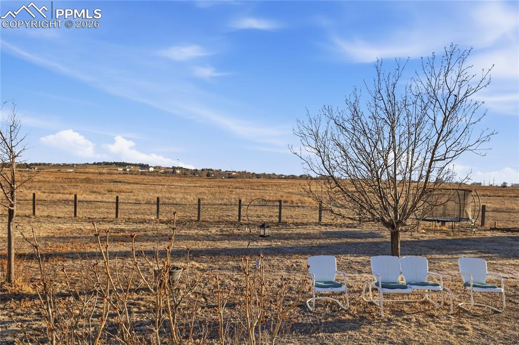 Image 44 of 48: Yard