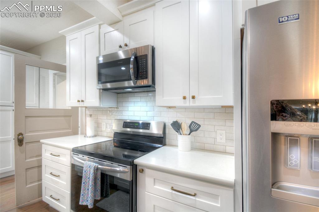 Image 13 of 41: Kitchen