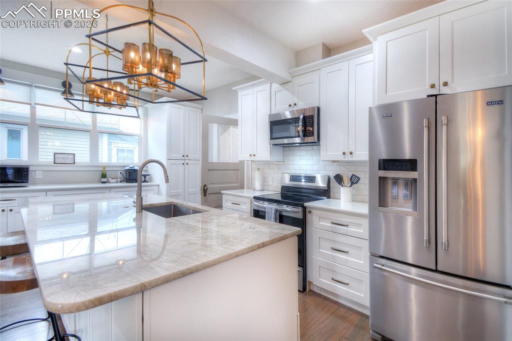 Image 14 of 41: Kitchen