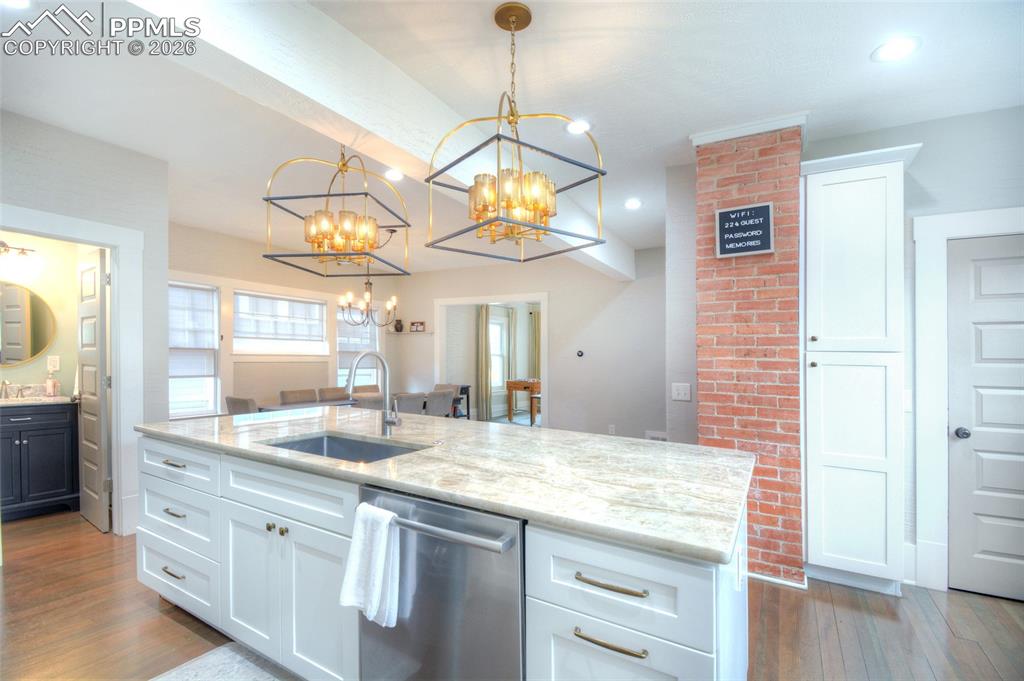 Image 15 of 41: Kitchen