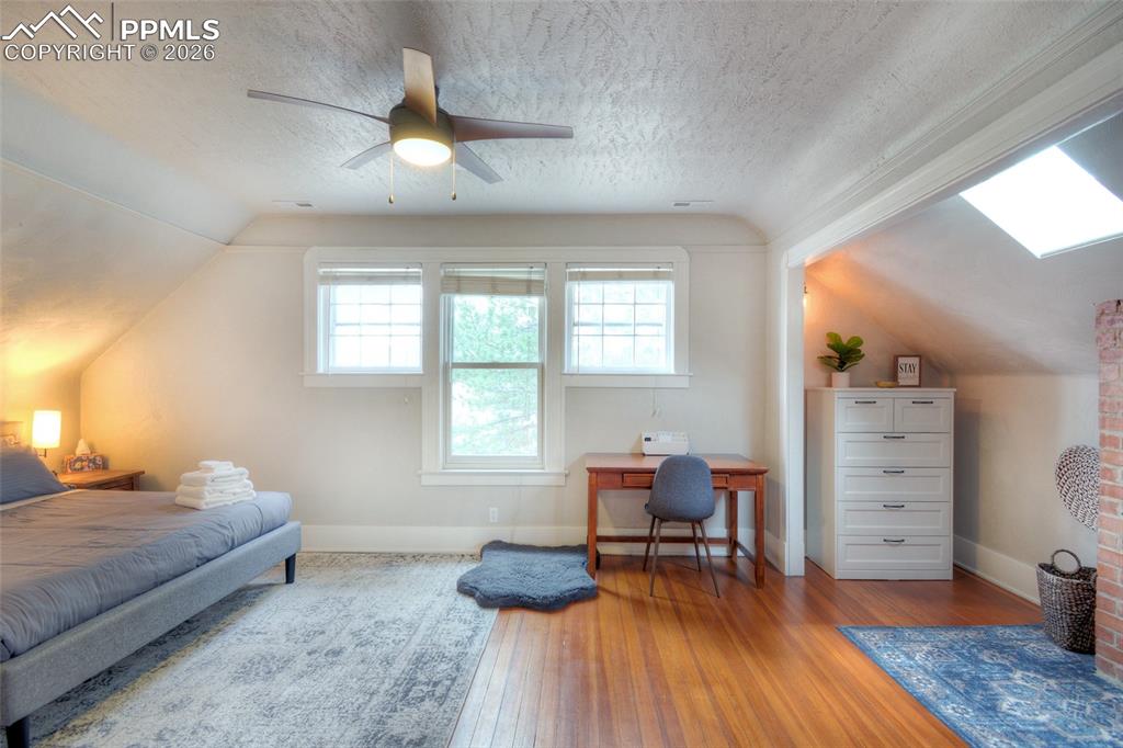 Image 24 of 41: Bedroom