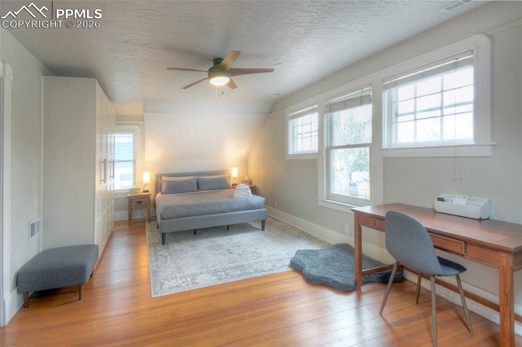 Image 25 of 41: Bedroom