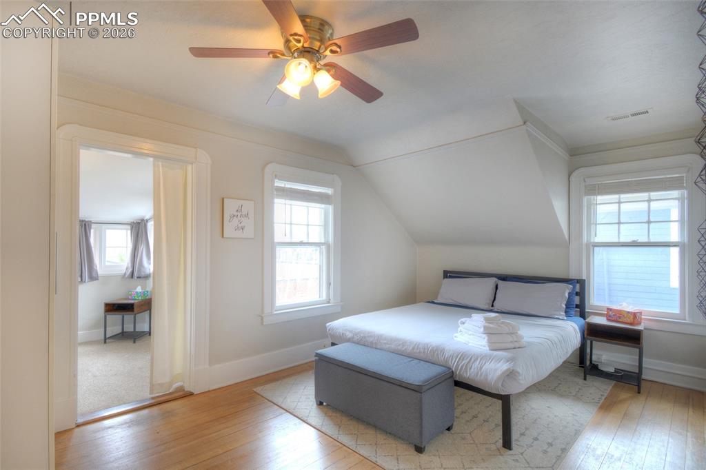 Image 29 of 41: Bedroom