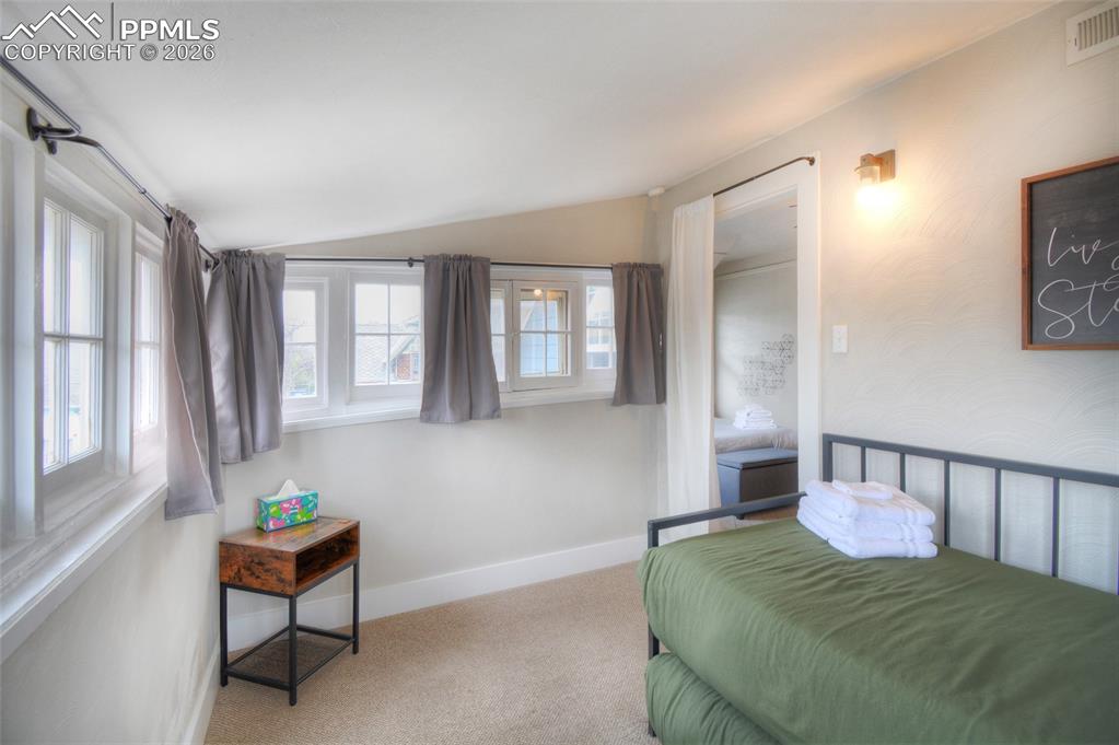 Image 31 of 41: Bedroom