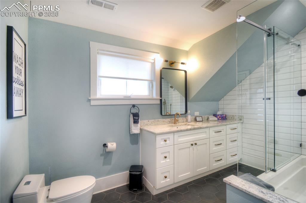 Image 33 of 41: Bathroom