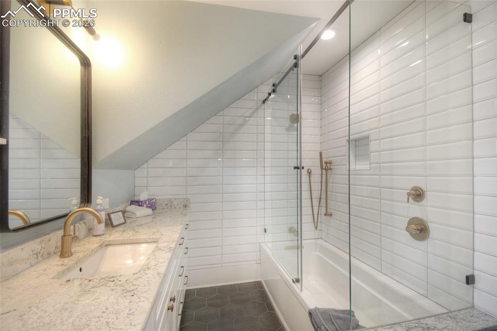 Image 34 of 41: Bathroom