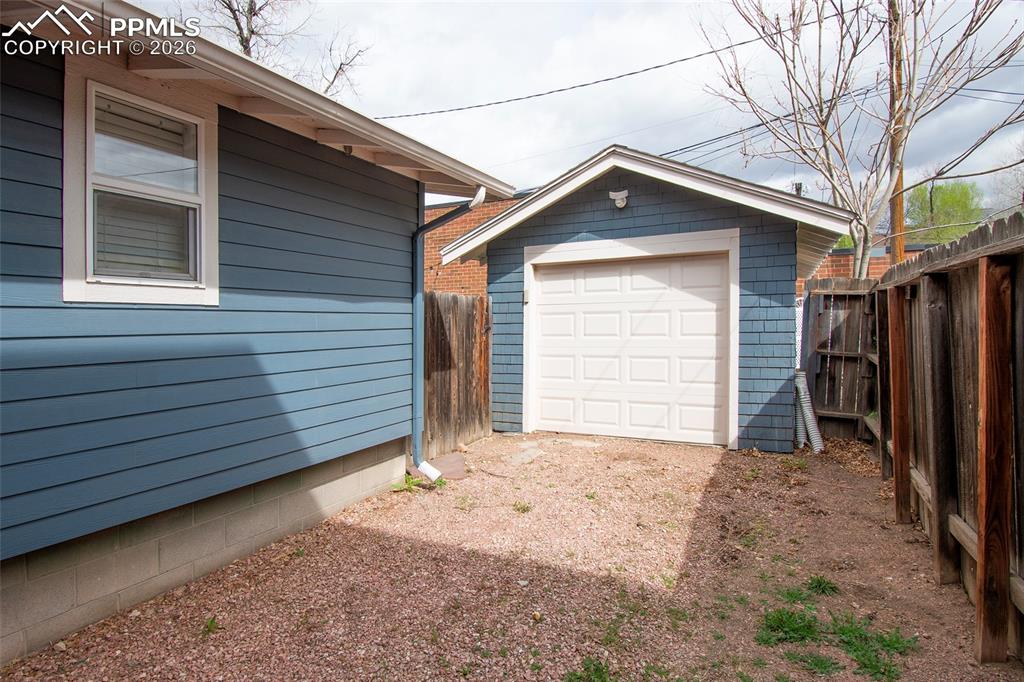 Image 36 of 41: Garage