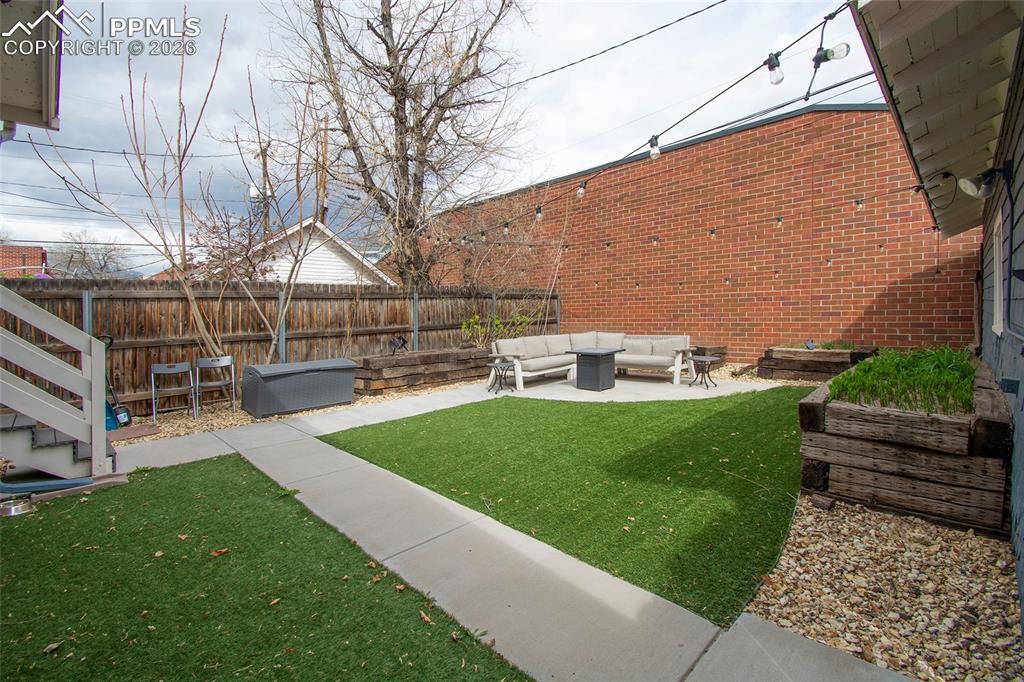 Image 39 of 41: Yard