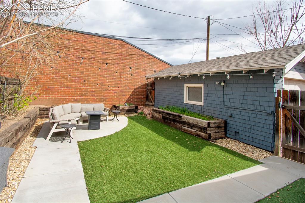 Image 40 of 41: Yard