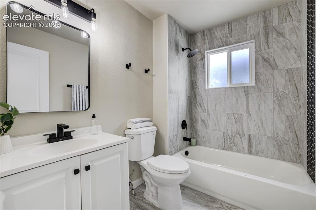 Image 15 of 33: Bathroom