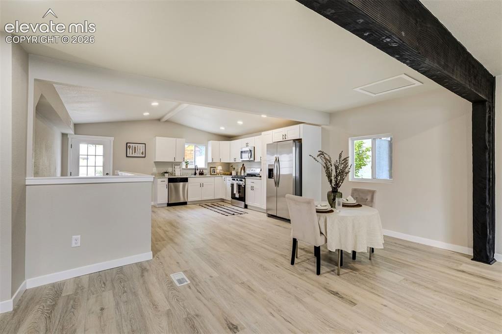 Image 8 of 33: Dining Area