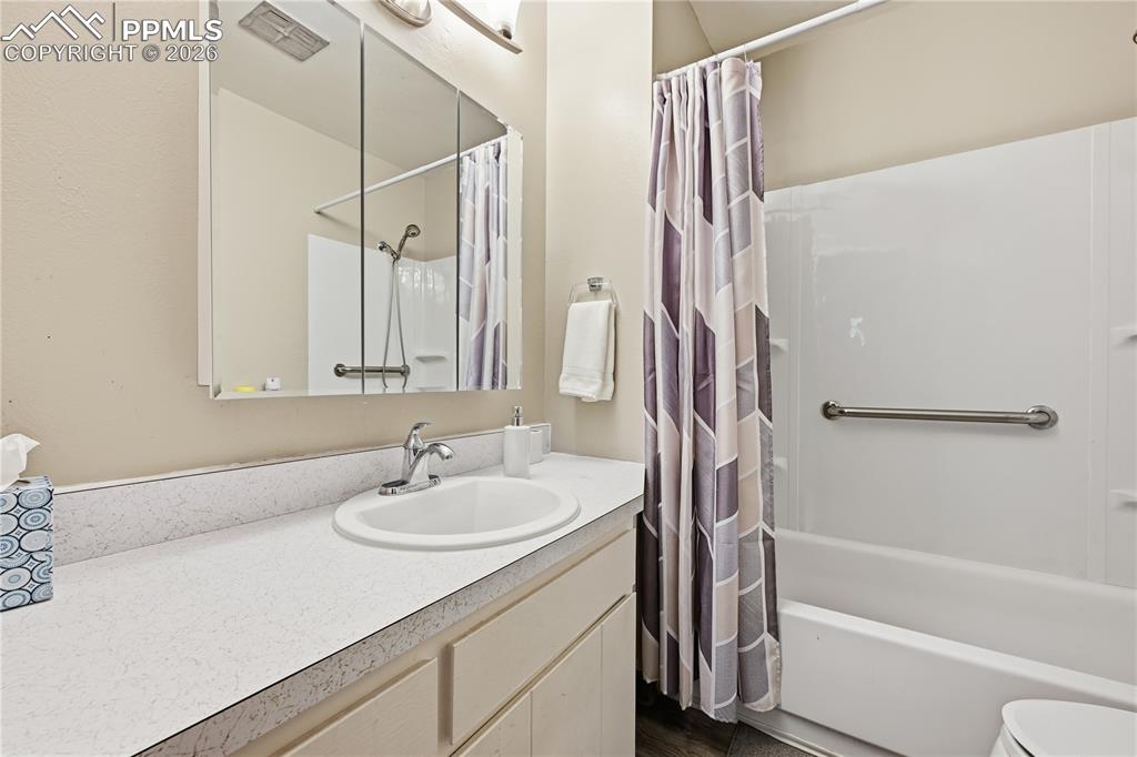 Image 17 of 26: Bathroom