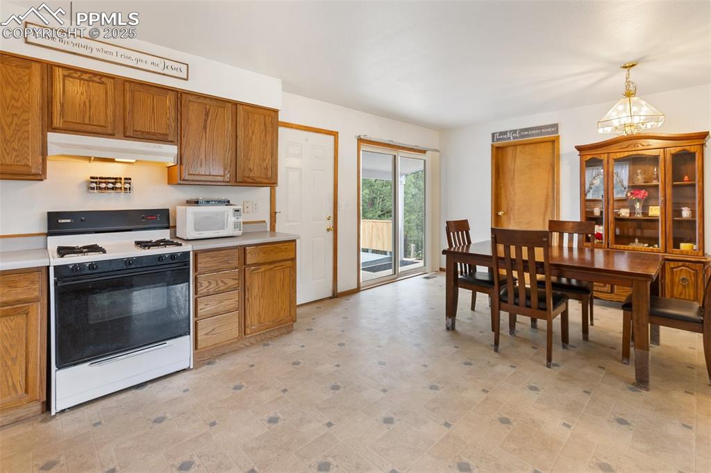 Image 10 of 42: Kitchen