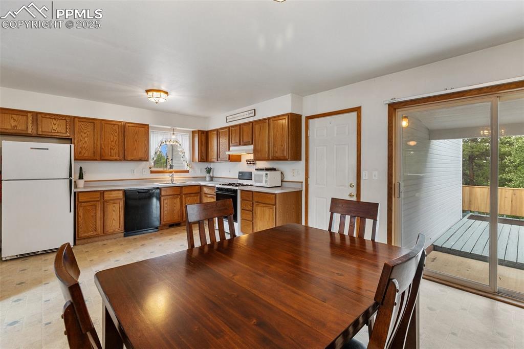 Image 11 of 42: Dining Area