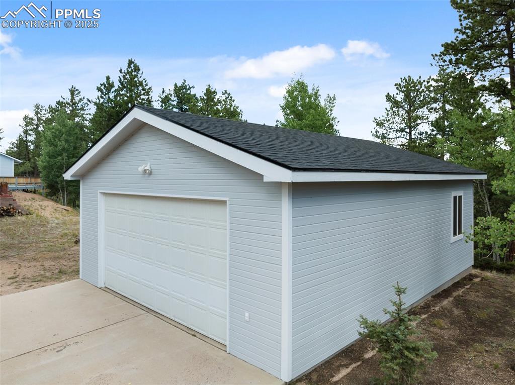 Image 25 of 42: Detached Garage/Workshop