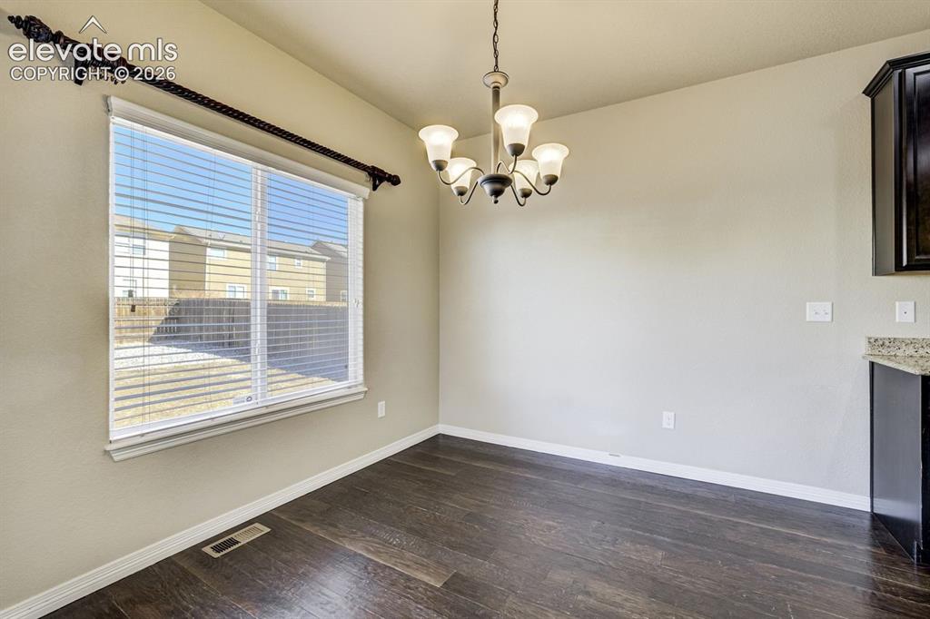 Image 17 of 45: Dining Area