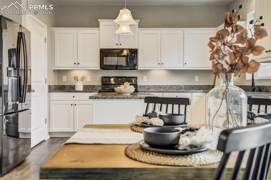 Image 16 of 50: Kitchen