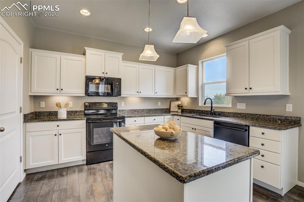 Image 17 of 50: Kitchen