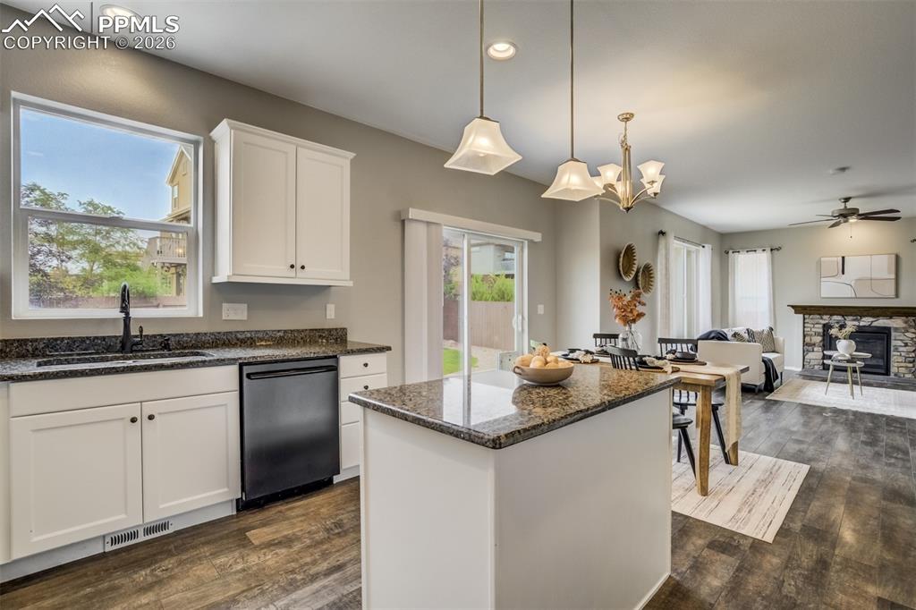 Image 19 of 50: Kitchen