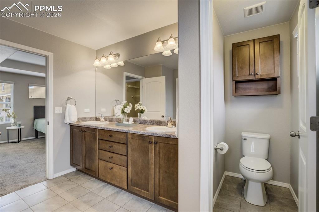 Image 29 of 50: Bathroom