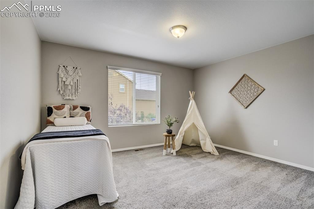 Image 31 of 50: Bedroom