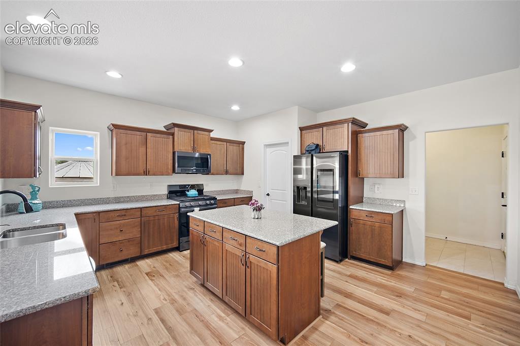 Image 14 of 50: Kitchen