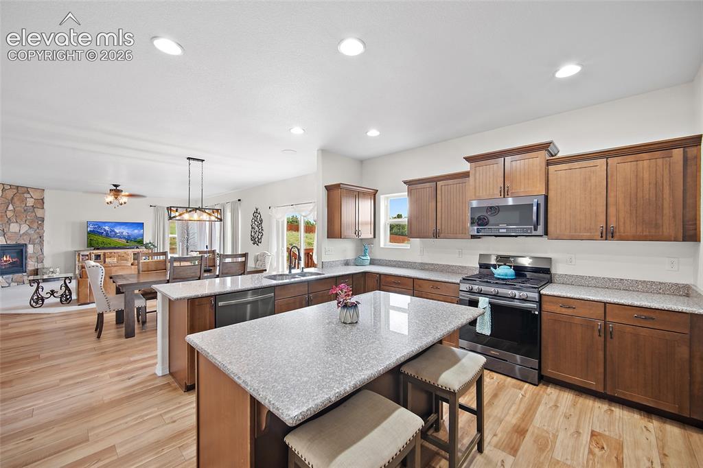 Image 15 of 50: Kitchen