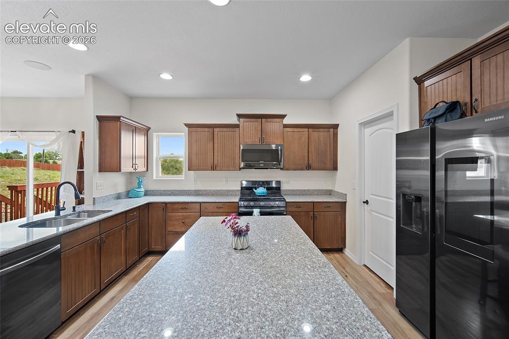 Image 16 of 50: Kitchen