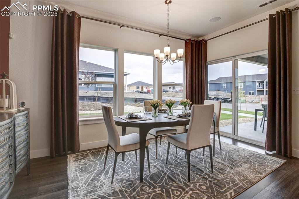 Image 21 of 31: Dining Area