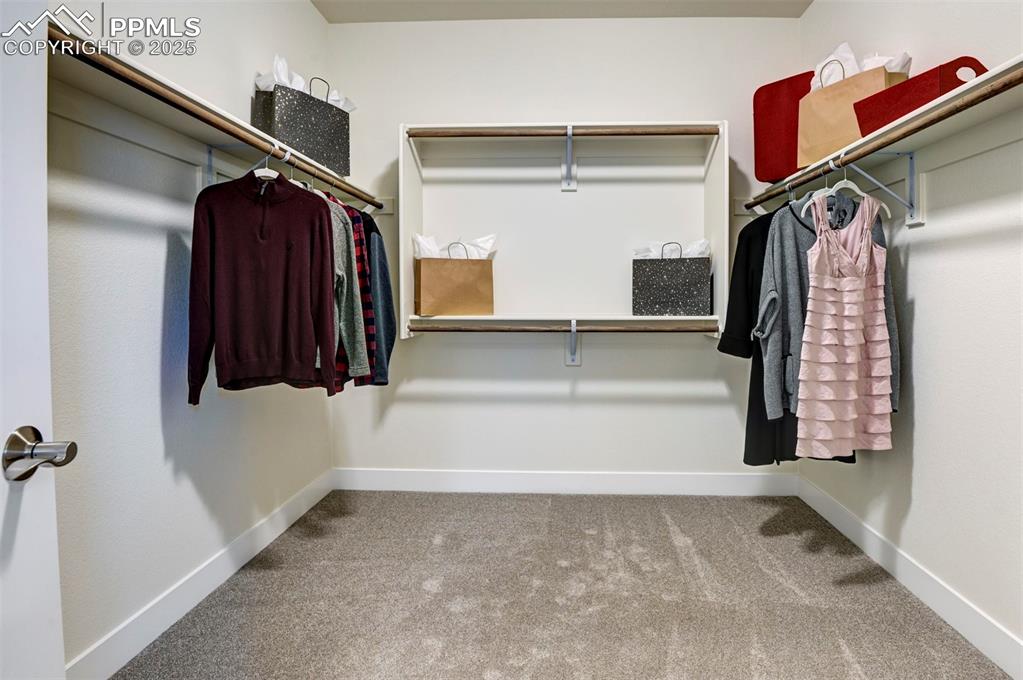 Image 29 of 31: Closet