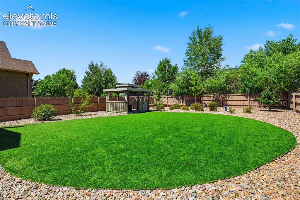 Image 10 of 50: Yard