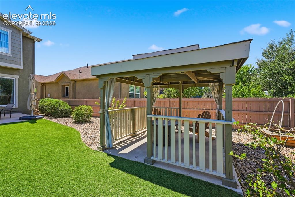 Image 11 of 50: Yard
