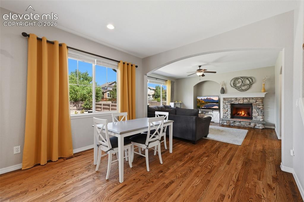 Image 16 of 50: Dining Area