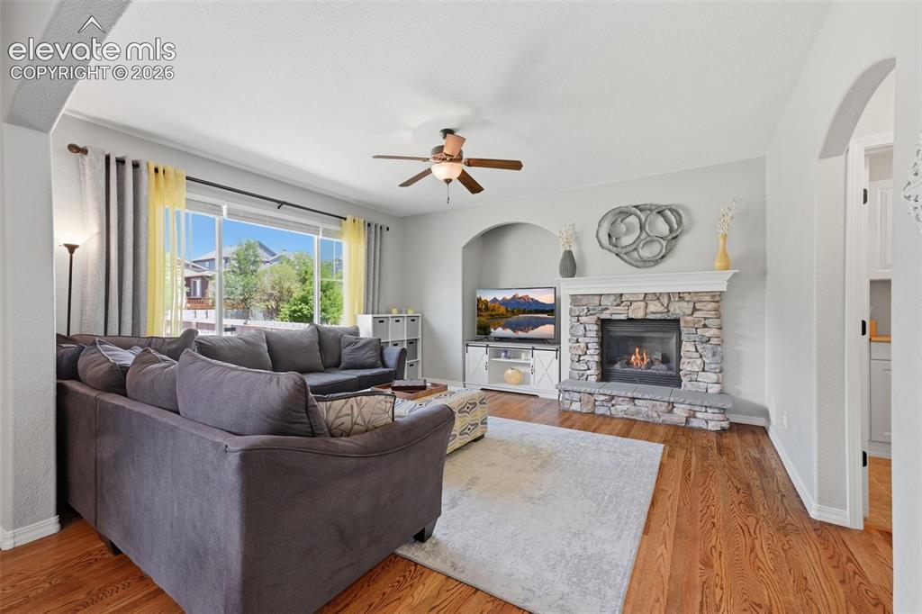 Image 19 of 50: Living Room