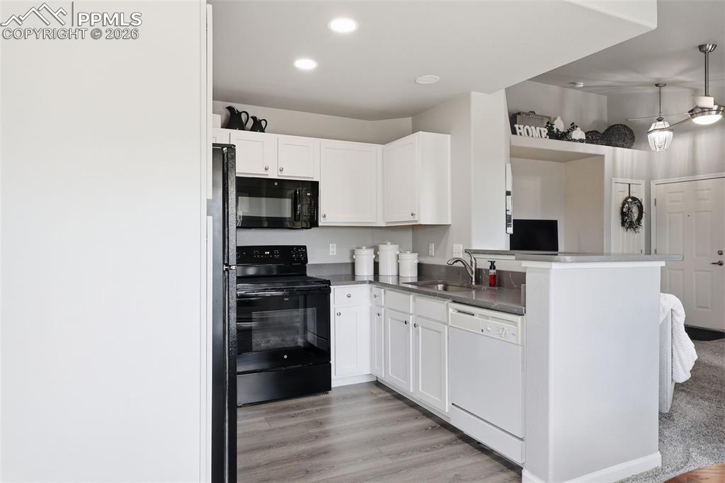 Image 11 of 32: New quartz countertops and sink