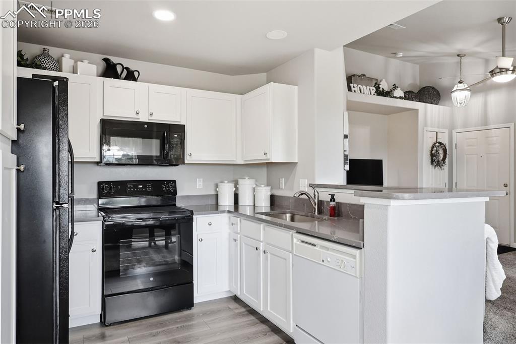 Image 12 of 32: All kitchen appliaces stay